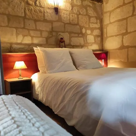 Le Grand Boust בית הארחה Longué